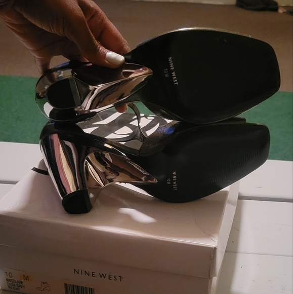 Black and Metallic Heel - Picture 4 of 5